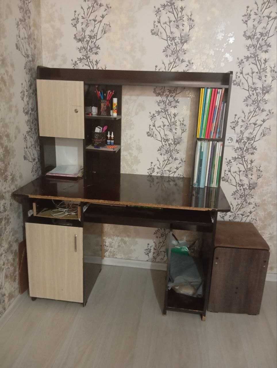 продам недорого  книжный  шкаф