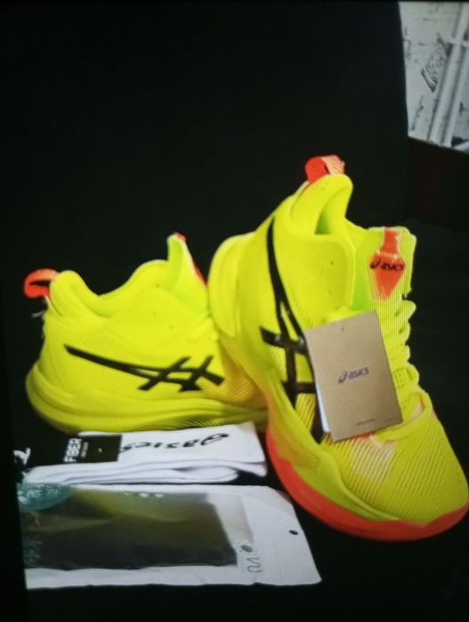 Asics metaris Parij krasovkasi sotiladi. Narxini kelishamiz