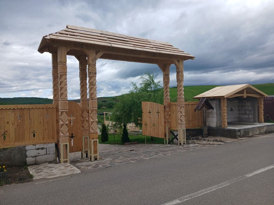 Poarta din lemn masiv