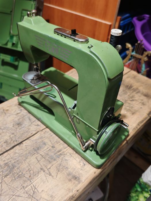 Vând mașină de cusut Elna