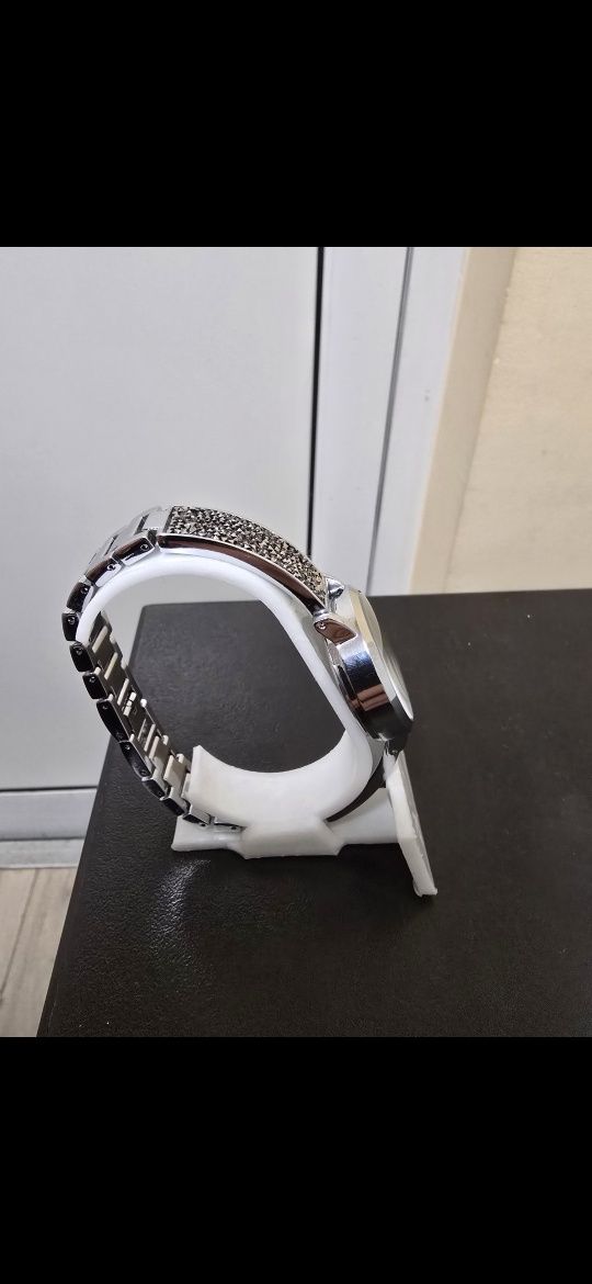 Часовник Swarovski