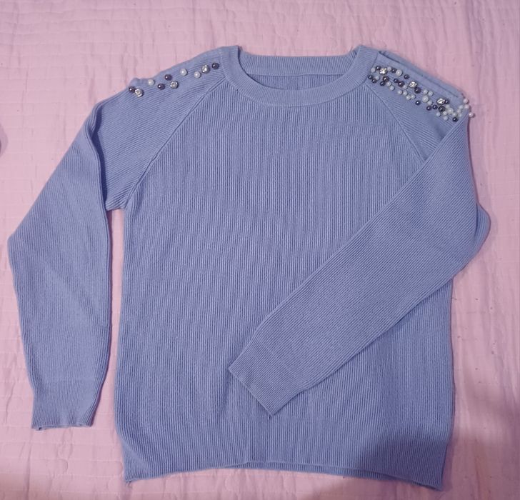 Женские свитера двух цветов