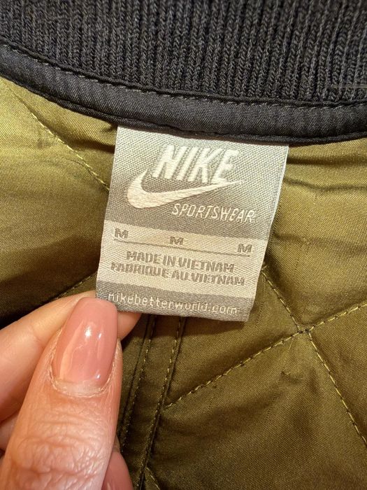Дамско  зимно оригинално яке на Nike много запазено и стилно