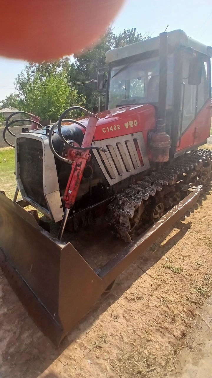 Yuto 1402 buldozer