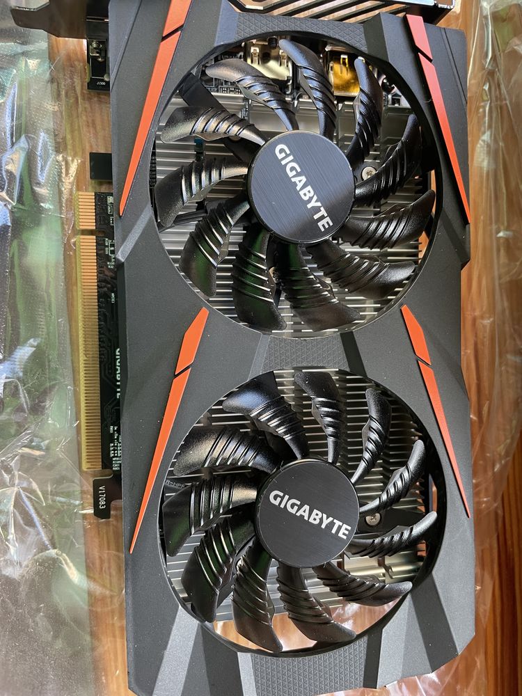 Продается видеокарта  ATi Radeon Gigabyte 4 гигабайт