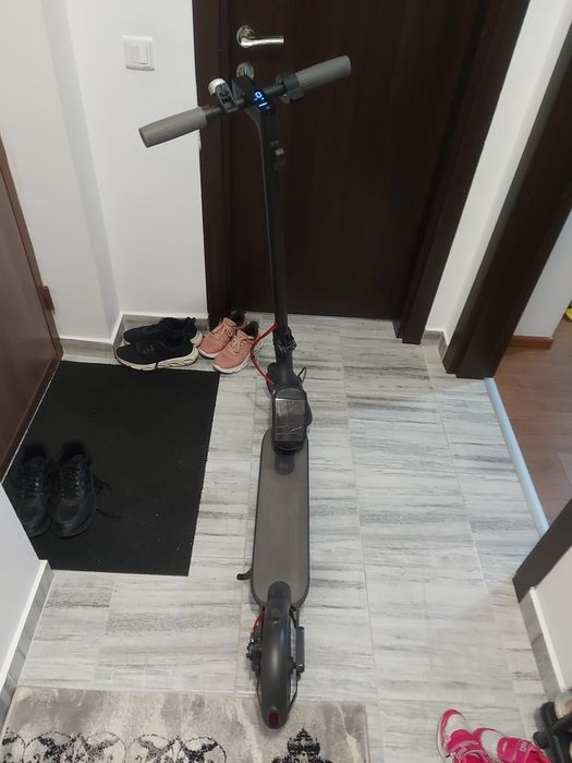 Vând trotineta Xiaomi m365