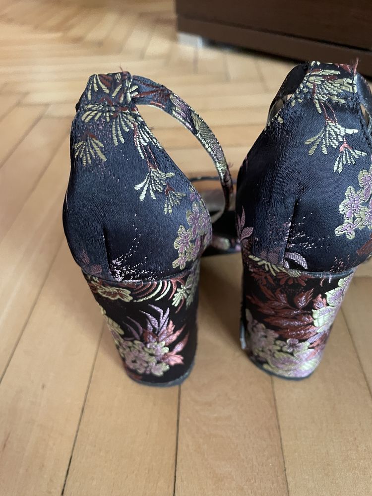 Sandale cu model floral