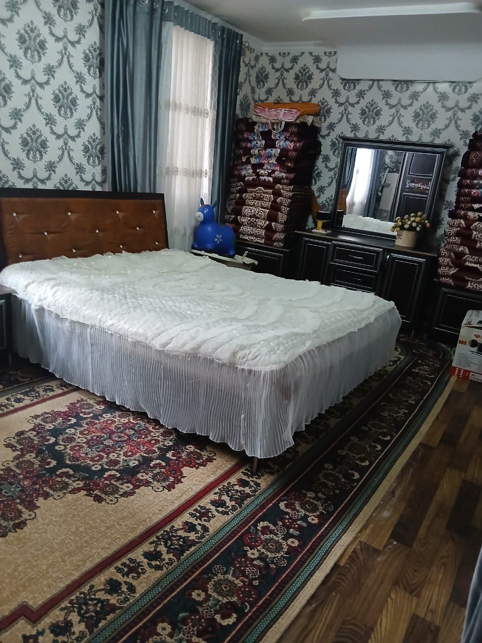 Srochna uy sotiladi. 4 ta xona + oshxona. 30 ming $ rasmdagi jihozi bn