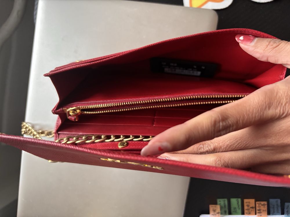 Оригинал кожена Prada дамска чантичка