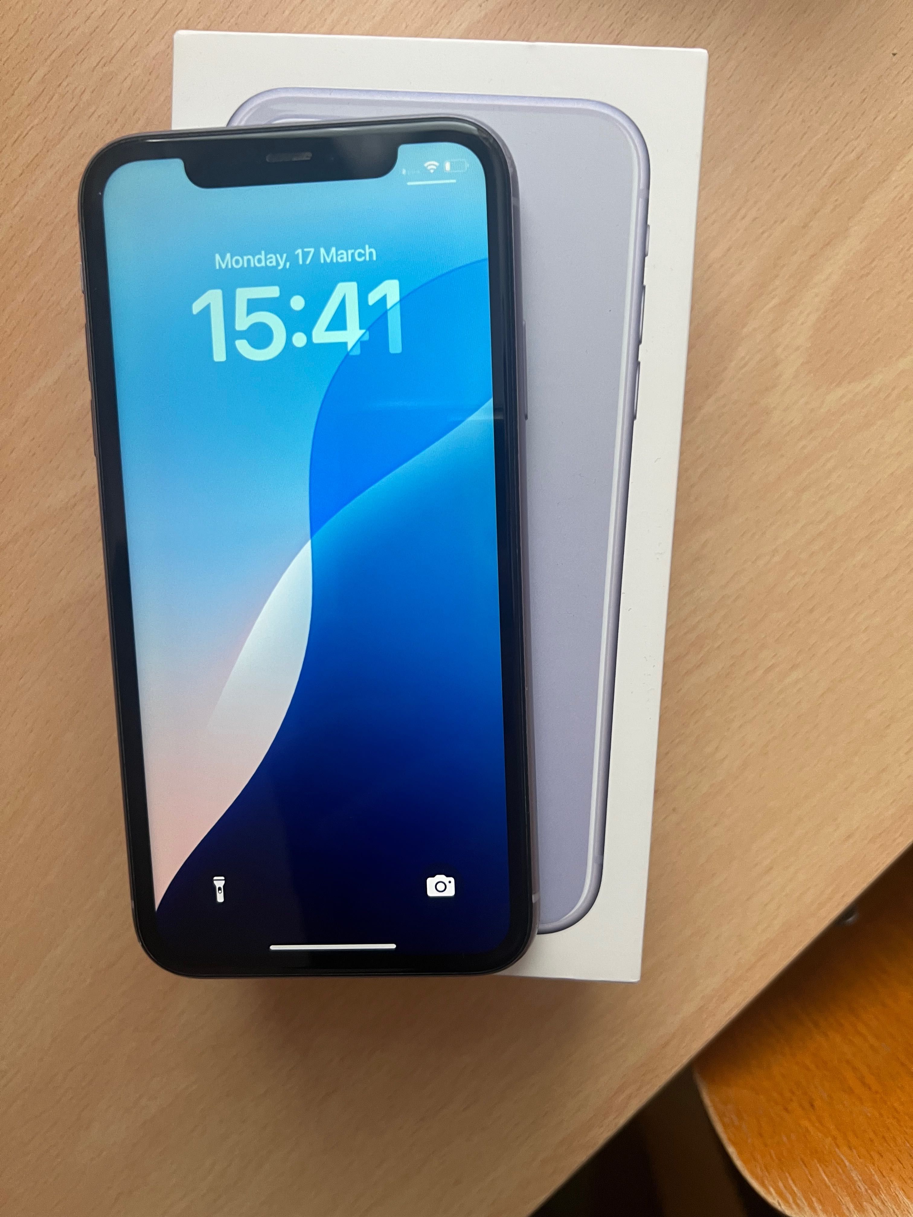 Продавам Iphone 11 64GB лилав