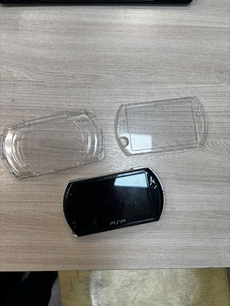 PSP GO в отличном состоянии + чехлы, редкая модель