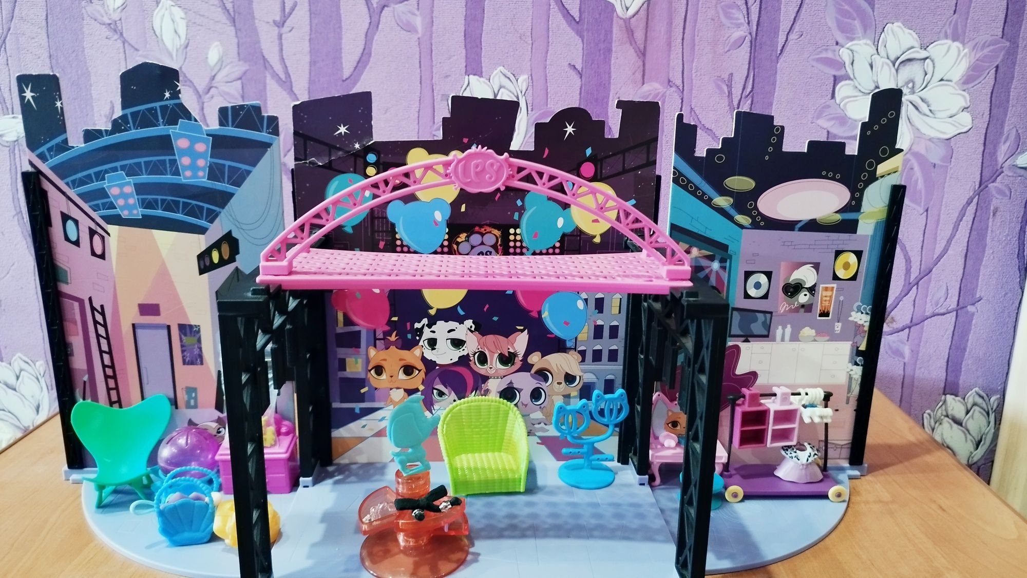 Продам оригинальные дома littlest pet shop с аксессуарами