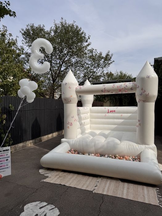 Castel Gonflabil cu piscina de bile de inchiriat
