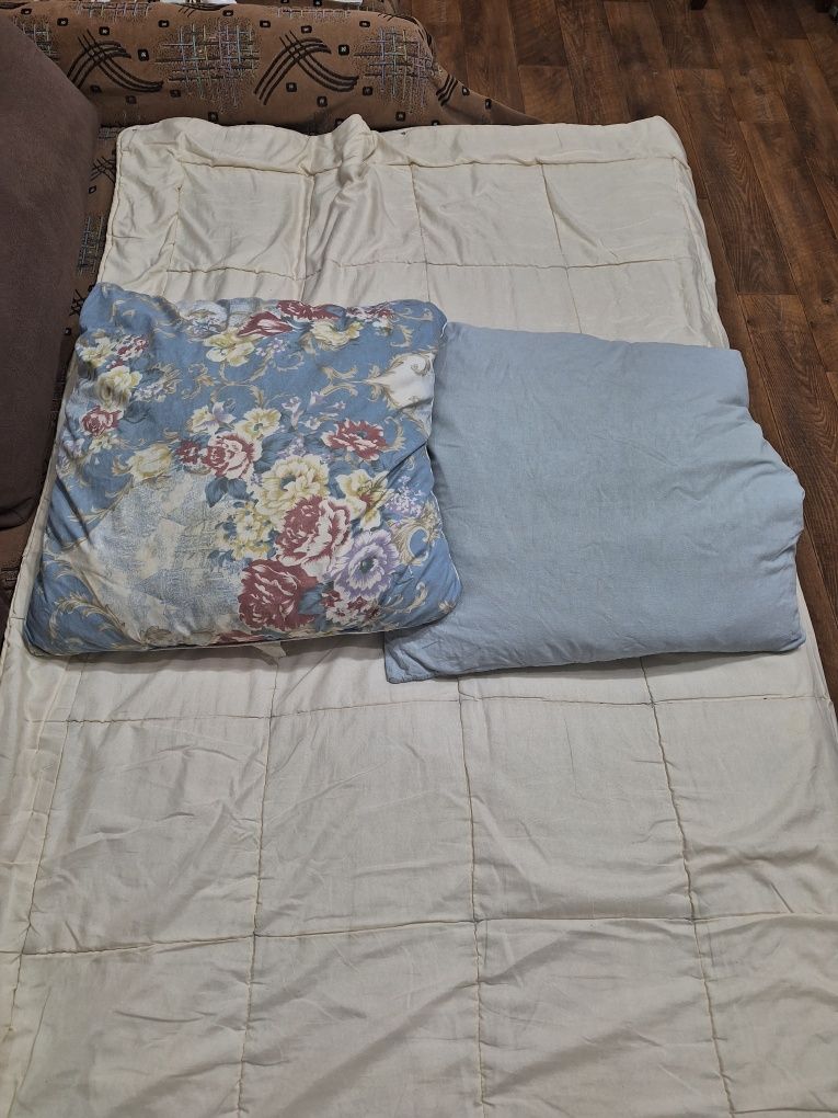 Продам подушки и одеяло б/у