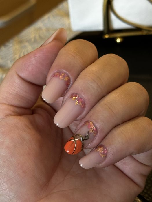 Manichiura cu gel / programari disponibile ptr luna Decembrie