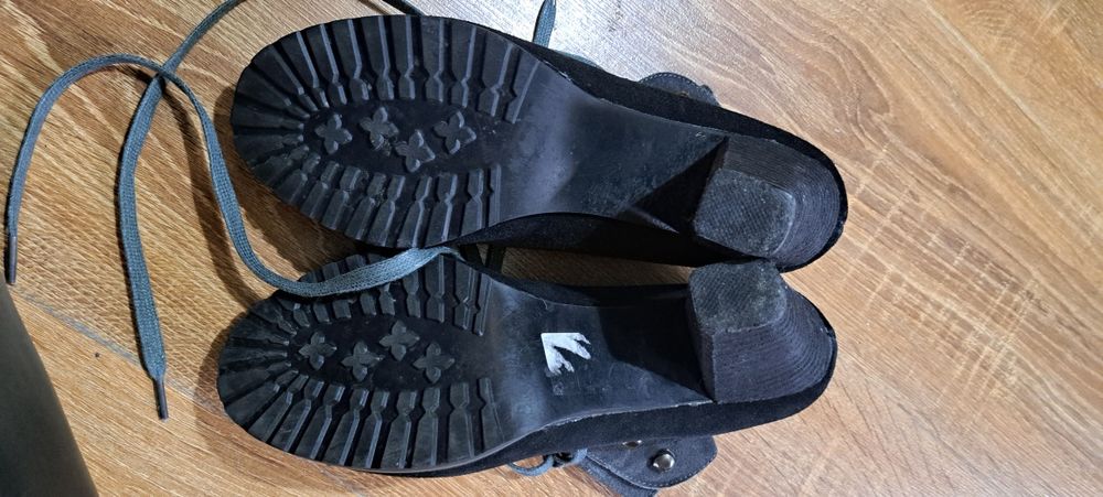 Botine/ghete/cizme piele intoarsa cu siret