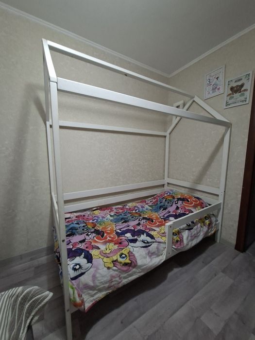 Продам кровать домик
