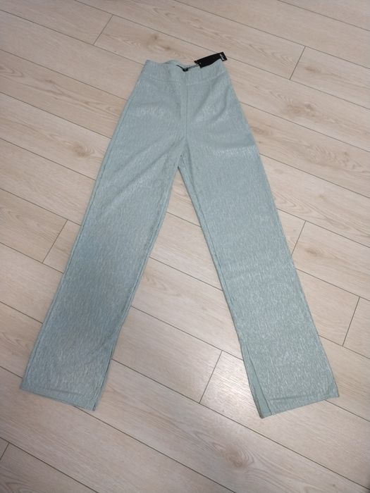 Pantaloni evazați cu talie înaltă