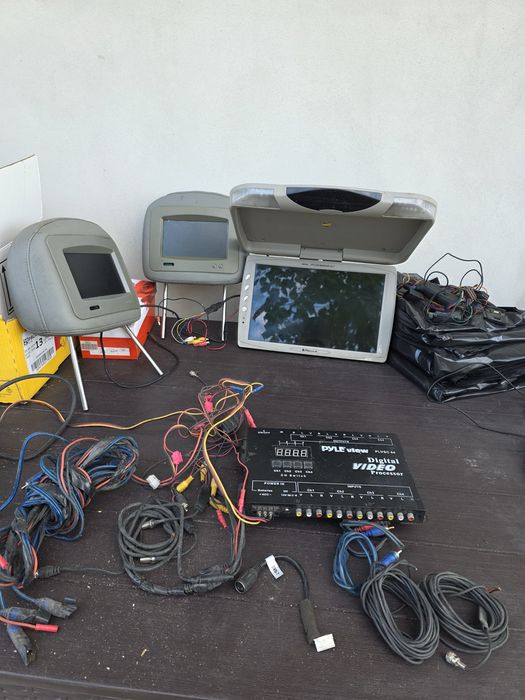 Monitor ,tetiere si sistem media phonocar italy