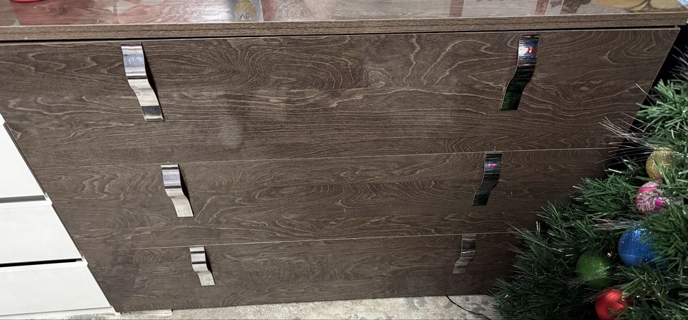 Продам комод, цена 8.000. Три полки внутри, идет как спальный гарнитур