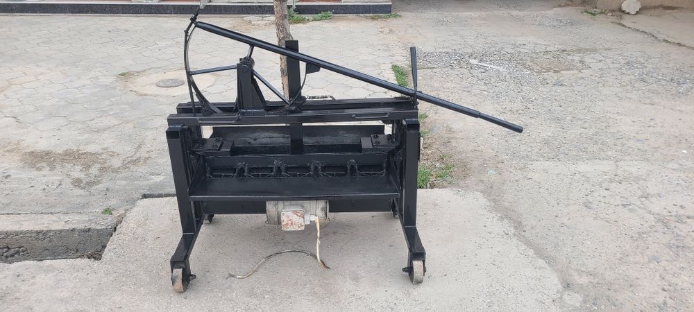 Bruchatka  va Shlakoblok aparatlari  sotiladi yahshi holatda