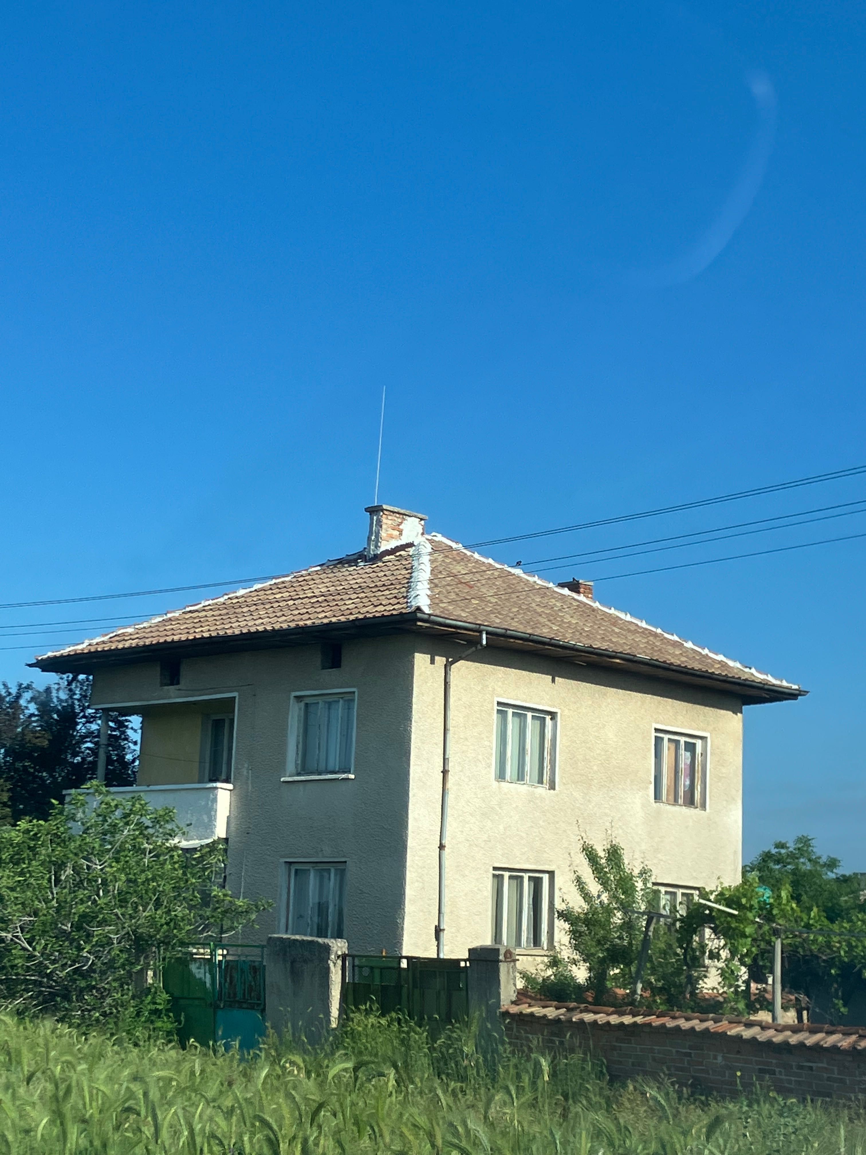 Продавам масивна двуетажна къща