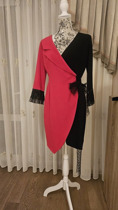 Rochie tip sarafan roz fucsia cu negru,  fundita dantela