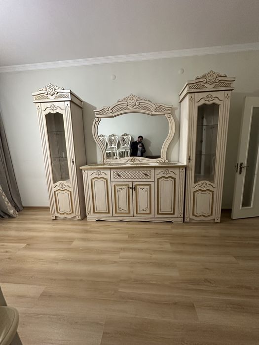 Мебел сотилади срочна  камот ва 12 та стул стол