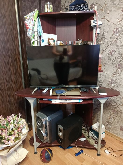 Стол  для  компьютера или можно для что нибудь другого
