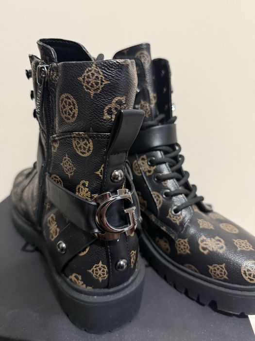 Оригинални боти на GUESS