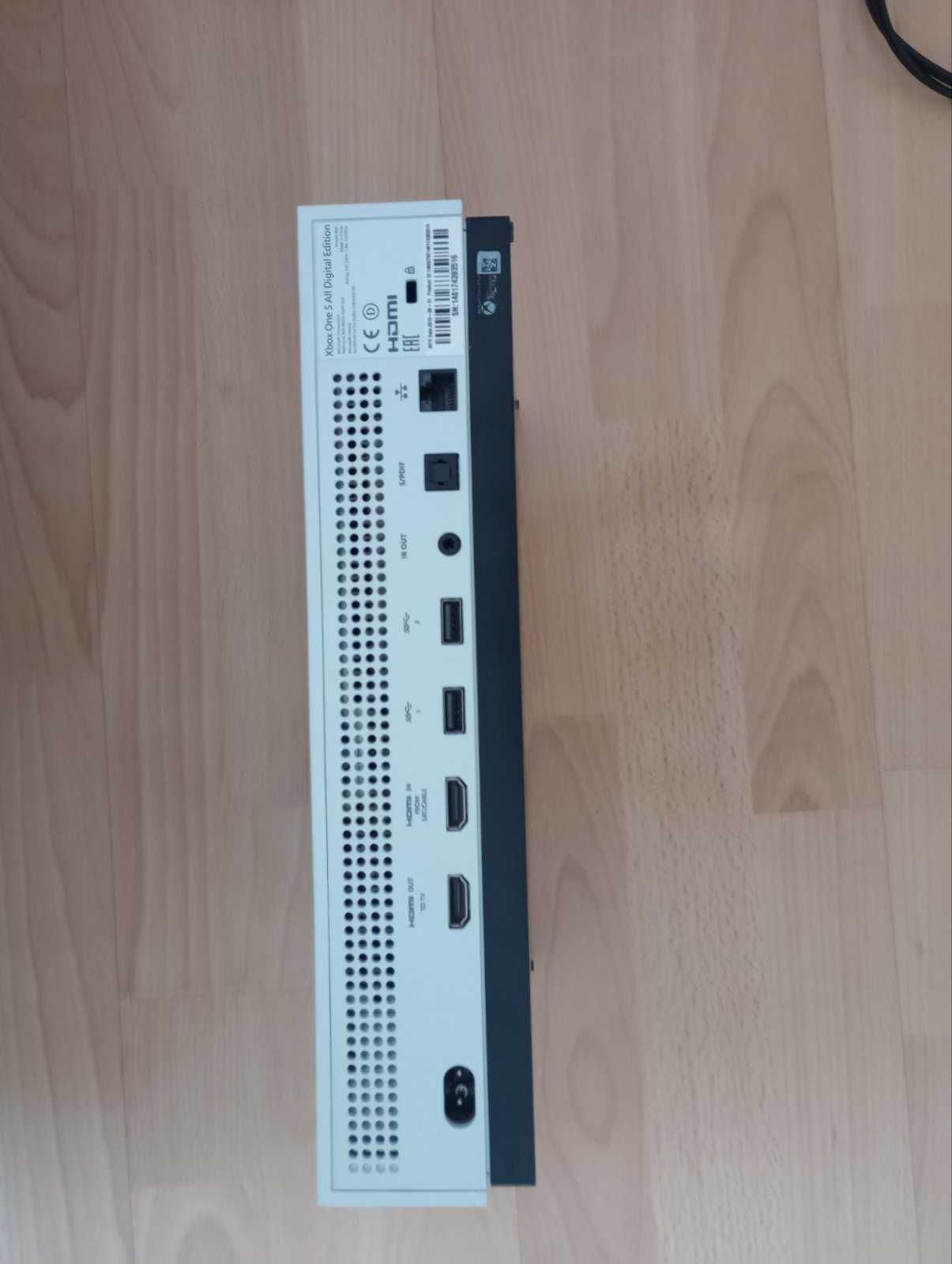 Продавам XBOX one и слишалки logitech G335