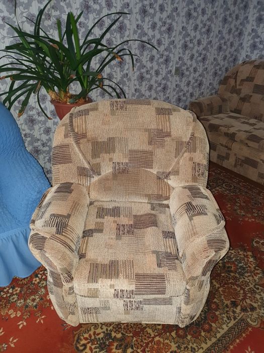 Отдам бесплатно.  Диван и 2 кресла