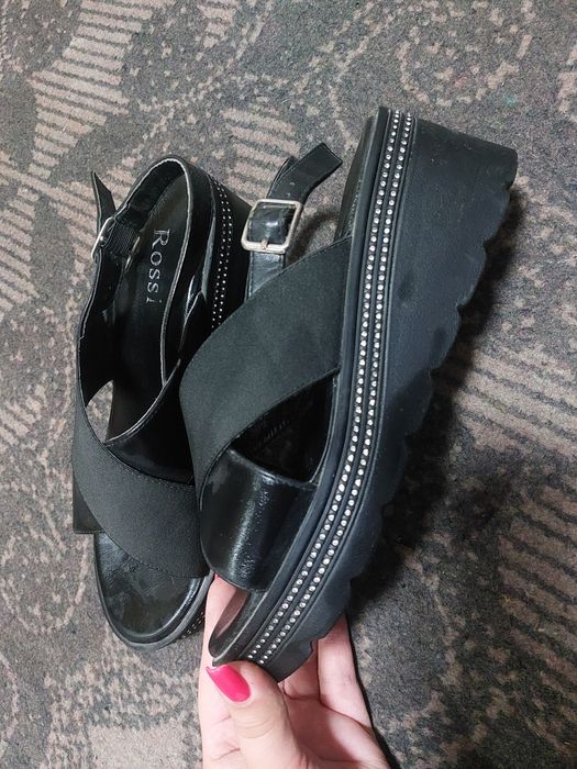 Босоножки чёрные