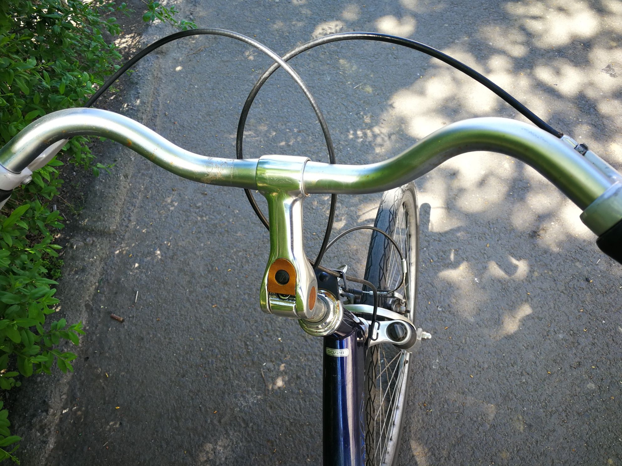 Bicicletă 28" cu suspensii pe față ușoară și practică