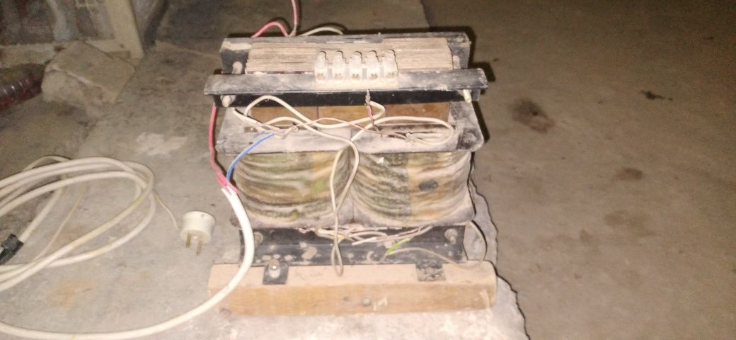 Токвий трансформатор 150в. ни 240в гача кўтариб беради