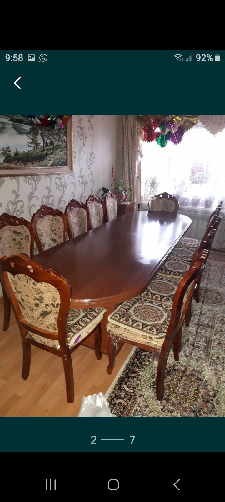 Стол с стульями и шкафами для посуды
