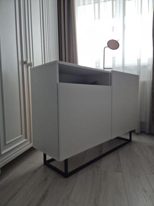 Vand comoda minimalista cadru metalic negru