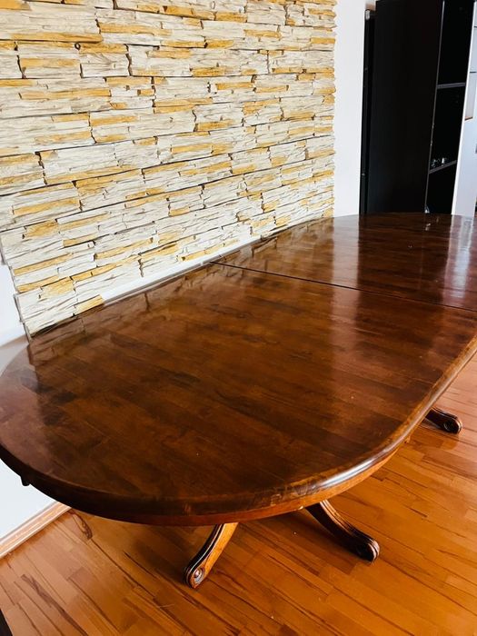 Обеденный стол..