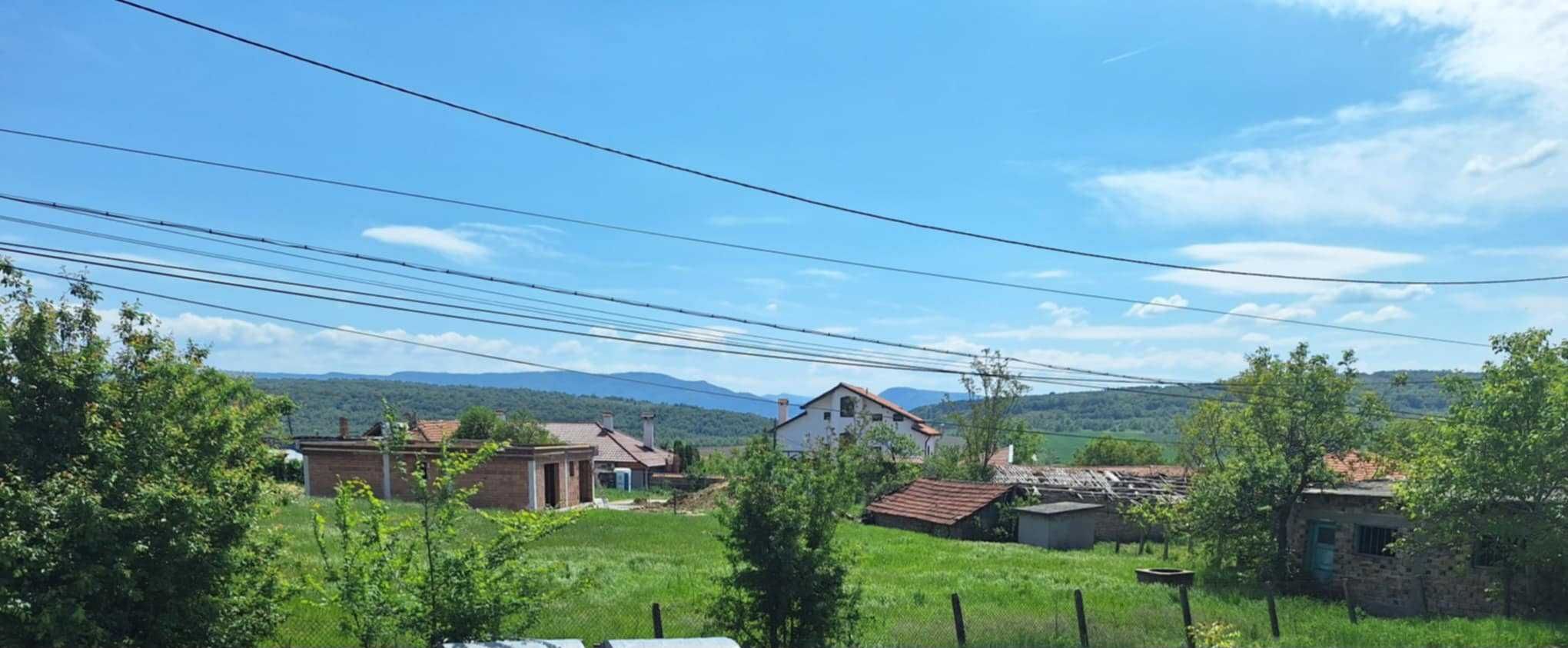 Продавам парцел с тухлен гараж