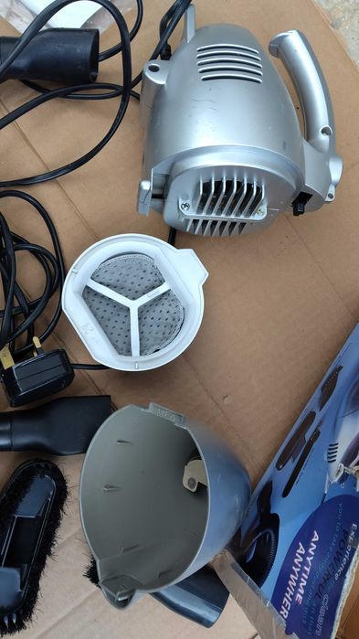 Aspirator auto portabil mic 600W 220V cu accesorii