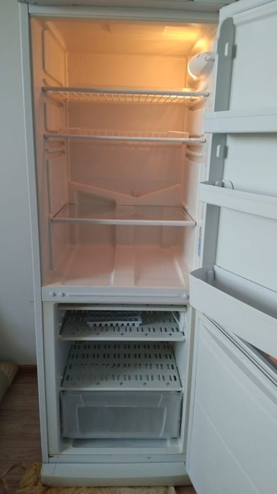 Продаётся холодилник  индезит