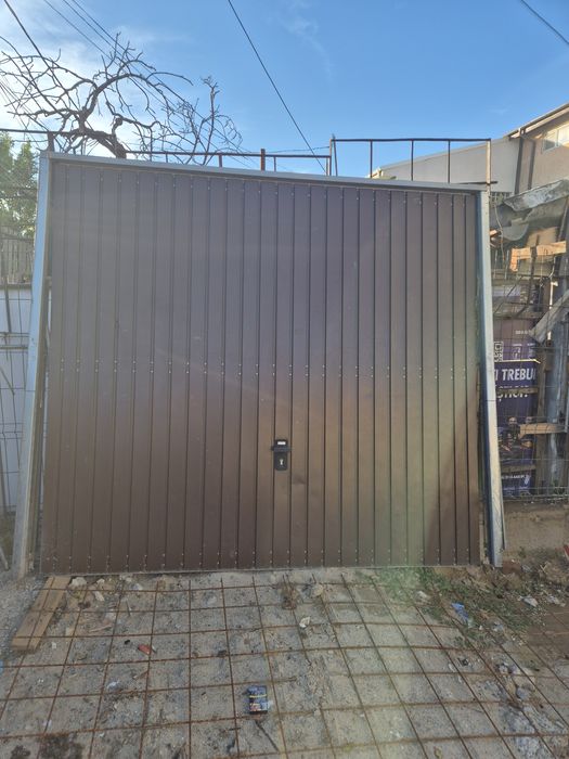 Caramida din demolări si ușa garaj