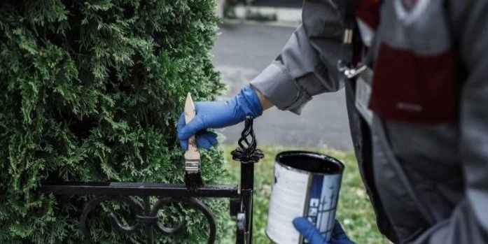 Уборка на кладбище.