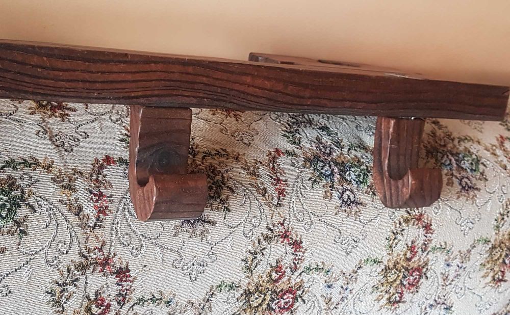 Старинна дървена закачалка