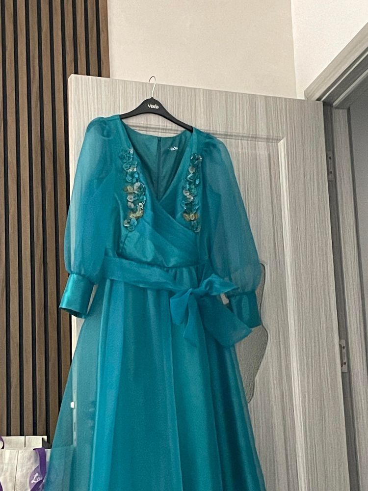 Vand rochie eleganta , purtata doar o data