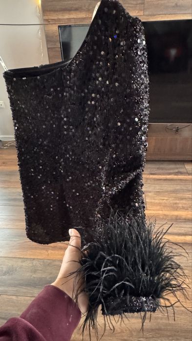 Дамска рокля с пайети и гъши пера