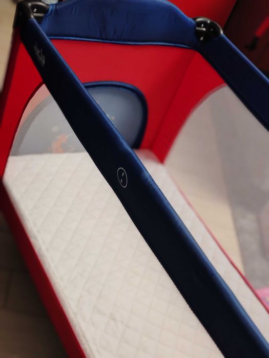 Pătuț bebe Juju roșu cu albastru și saltea Cocos