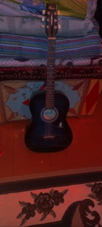 Имеется синяя гитара