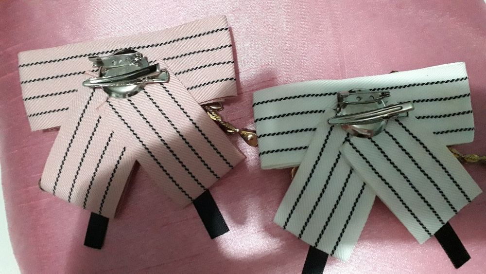 Брошки в два цвята удобни за поставяне и всеки тоалет