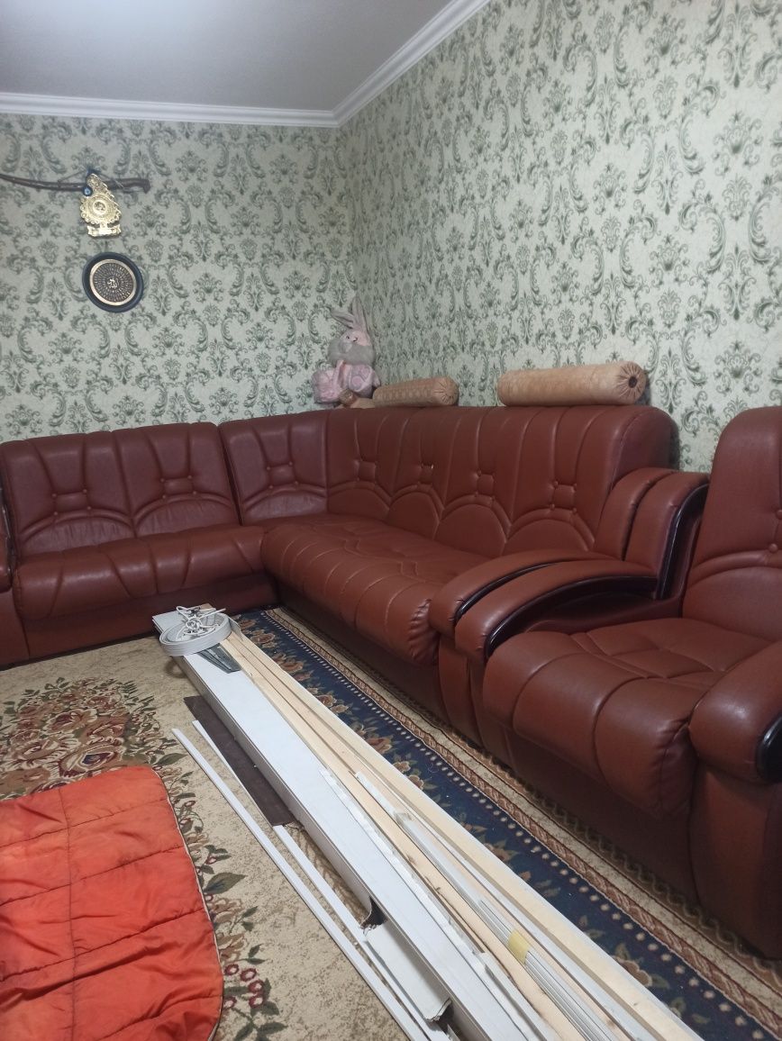 Кожаный гостиный угловой диван по размером 220×320